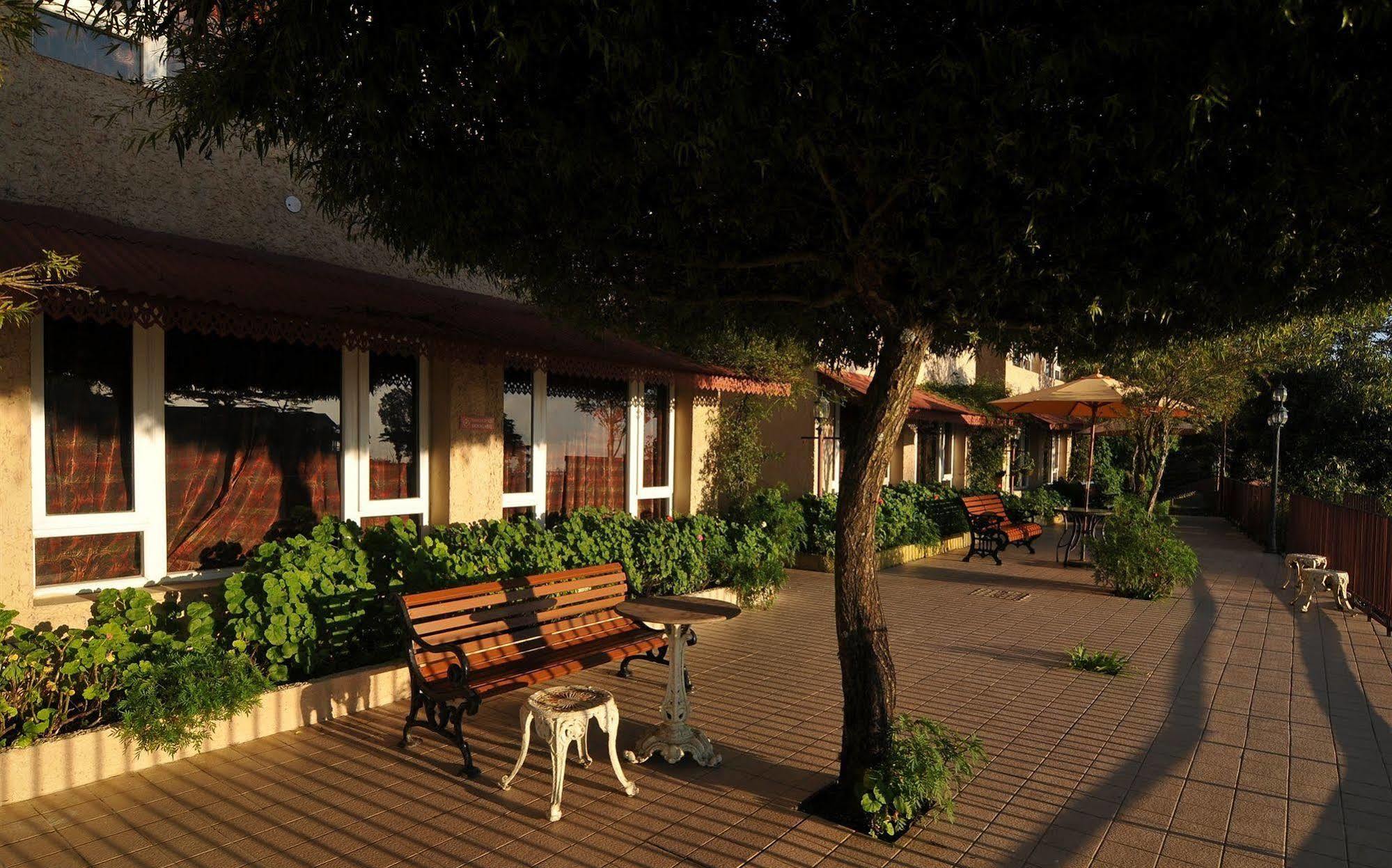 Hotel Club Mahindra Mussoorie Esterno foto